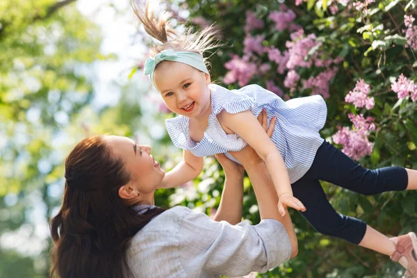 Family Motherhood People Concept Happy Mother Little Daughter Summer Park — 스톡 사진