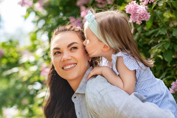 Familie Moederschap Mensen Concept Gelukkige Moeder Met Kleine Dochter Plezier — Stockfoto