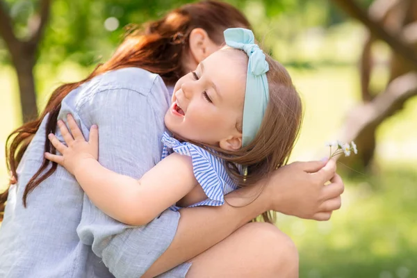 Family Motherhood People Concept Happy Mother Little Daughter Daisy Flowers — Stock Photo, Image