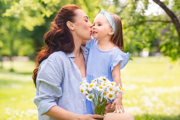 母性和人的概念 快乐的母亲 她带着菊花在夏日公园或花园亲吻小女儿 — 图库照片