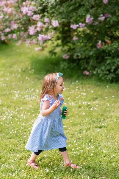 Childhood Leisure People Concept Happy Little Girl Soap Bubbles Walking — ストック写真