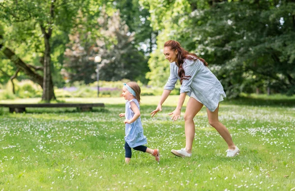 Family Motherhood People Concept Happy Mother Little Daughter Playing Summer — Stockfoto