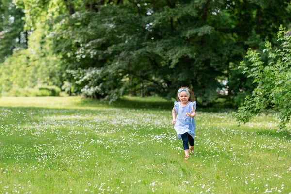 Concepto Infancia Ocio Gente Niña Feliz Corriendo Parque Verano — Foto de Stock