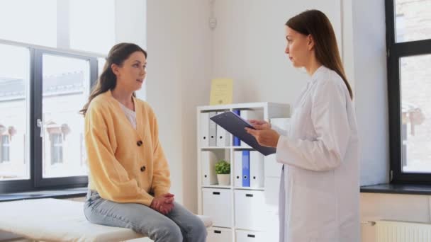 Medicine Healthcare People Concept Female Doctor Clipboard Talking Woman Patient — Video Stock
