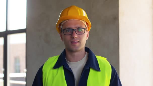 商业和职业概念 在西方办公室 戴着安全帽快乐微笑的男性建筑工人 — 图库视频影像