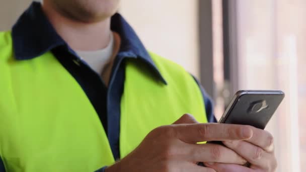 Bouwbedrijf Bouwconcept Mannelijke Bouwer Helm Veiligheid West Met Smartphone — Stockvideo