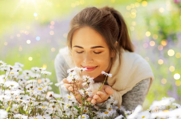 Ogrodnictwo Koncepcja Ludzi Bliska Szczęśliwej Młodej Kobiety Pachnące Kwiaty Rumianku — Zdjęcie stockowe