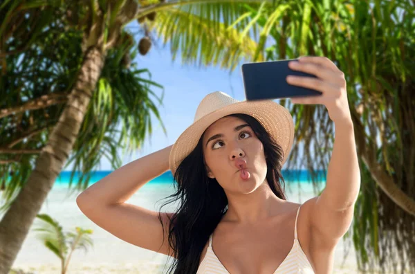 Seyahat Turizm Yaz Tatili Konsepti Bikini Mayo Hasır Şapkalı Mutlu — Stok fotoğraf