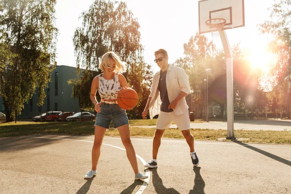 Zomervakantie Sport Mensen Concept Gelukkig Jong Paar Met Bal Spelen — Stockfoto