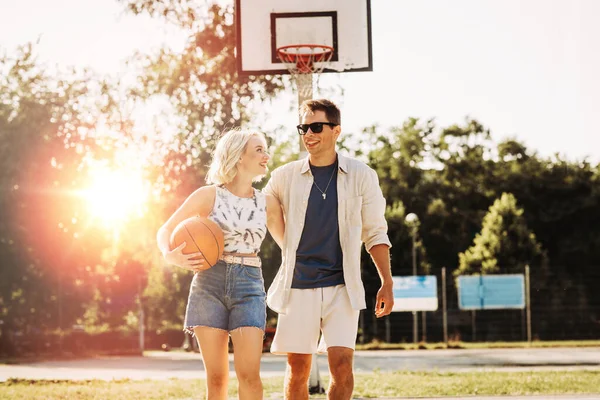 Sport Liefde Mensen Concept Gelukkig Jong Paar Met Bal Basketbal — Stockfoto