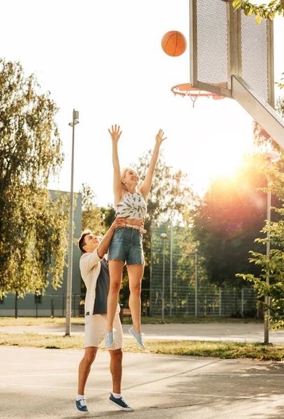 Yaz Tatili Spor Insan Konsepti Basketbol Sahasında Oynayan Mutlu Genç — Stok fotoğraf