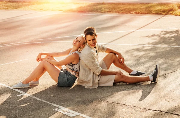 Sommerurlaub Und Menschen Konzept Glückliches Junges Paar Entspannt Auf Basketballplatz — Stockfoto