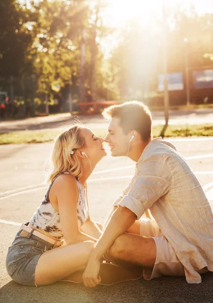 Conceito Férias Verão Tecnologia Pessoas Casal Feliz Com Fones Ouvido — Fotografia de Stock