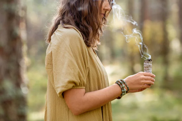 神秘学和超自然的概念 在森林中与吸烟的白种人进行魔法仪式的女性或女巫的亲密接触 — 图库照片