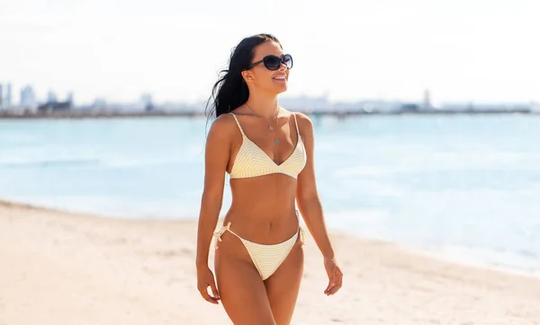 Nsanlar Yaz Mayo Konsepti Mutlu Bikini Mayo Giymiş Kumsalda Yürüyen — Stok fotoğraf