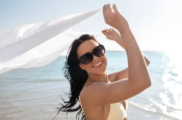 水着のコンセプト ビーチでのカバーアップとビキニ水着で幸せな笑顔の若い女性 — ストック写真