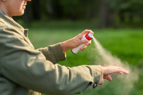 Cuidados Saúde Proteção Conceito Pessoas Mulher Pulverizando Repelente Insetos Spray — Fotografia de Stock