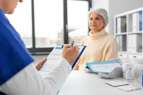 Concept Geneeskunde Gezondheid Vaccinatie Close Van Arts Met Klembord Senior — Stockfoto