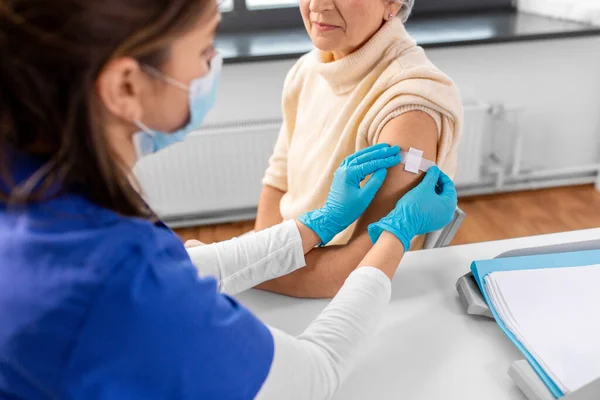 Medicin Hälsa Och Vaccinering Koncept Närbild Läkare Eller Sjuksköterska Applicera — Stockfoto