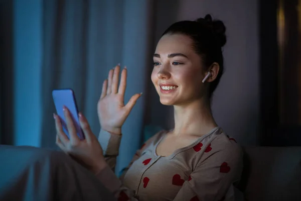 Technologie Bedtijd Mensen Concept Gelukkig Lachend Tienermeisje Met Smartphone Oortjes — Stockfoto
