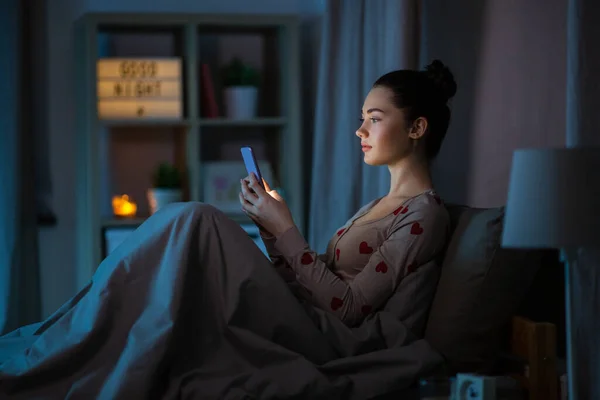 Technology Bedtime Rest Concept Teenage Girl Pajamas Smartphone Sitting Bed —  Fotos de Stock