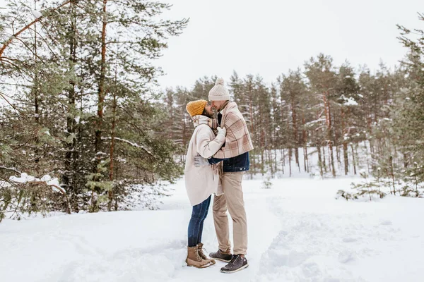 Mensen Liefde Vrije Tijd Concept Gelukkig Glimlachend Paar Aanraken Neuzen — Stockfoto