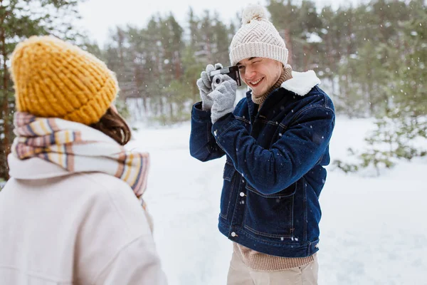 People Love Leisure Concept Happy Smiling Man Photographing Woman Winter — Stockfoto