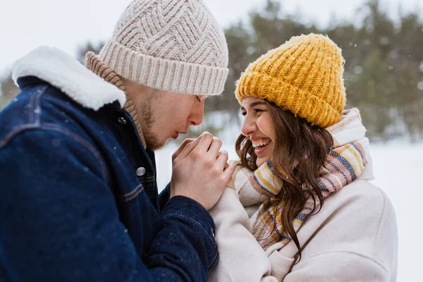 People Love Leisure Concept Happy Man Warming Womans Hands Winter — Foto de Stock