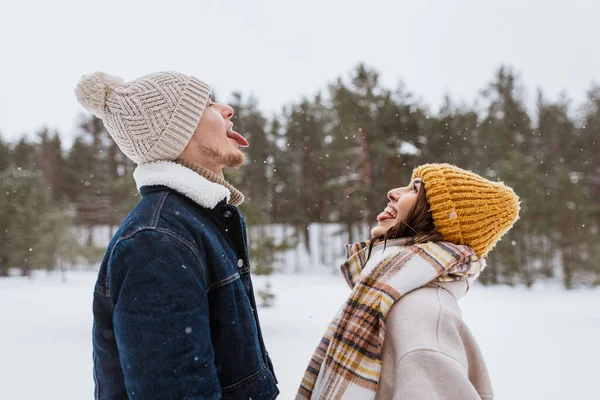 Mensen Liefde Vrije Tijd Concept Gelukkig Glimlachend Paar Vangen Sneeuw — Stockfoto