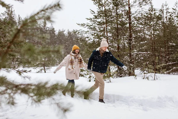 Ludzie Koncepcja Miłości Wypoczynku Szczęśliwa Uśmiechnięta Para Spacerująca Zimowym Lesie — Zdjęcie stockowe