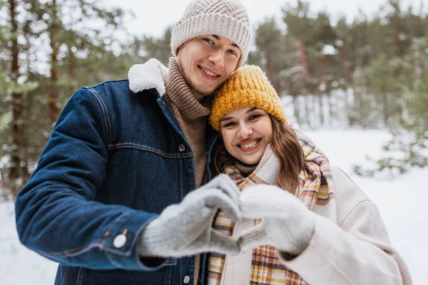 Mensen Liefde Vrije Tijd Concept Gelukkig Glimlachend Paar Maken Hand — Stockfoto