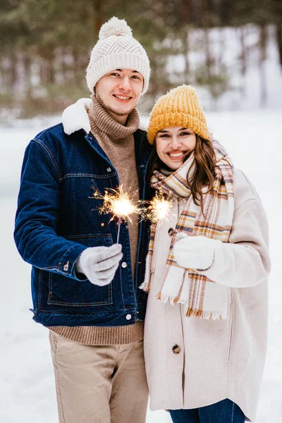 Mensen Kerst Vakantie Concept Gelukkig Glimlachend Paar Met Sterretjes Winter — Stockfoto
