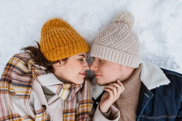 Люди Любовь Отдых Счастливая Улыбающаяся Пара Лежащая Зимой Снегу — стоковое фото