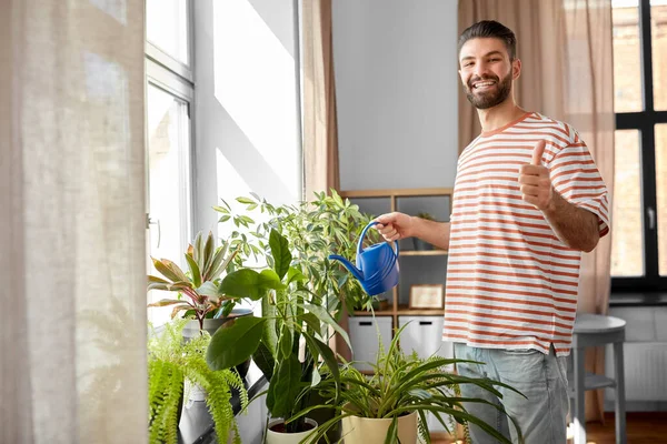 Pessoas Natureza Plantas Cuidado Conceito Feliz Homem Sorridente Regar Flores — Fotografia de Stock