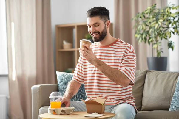 Consumo Entrega Concepto Personas Hombre Sonriente Con Comida Para Llevar — Foto de Stock