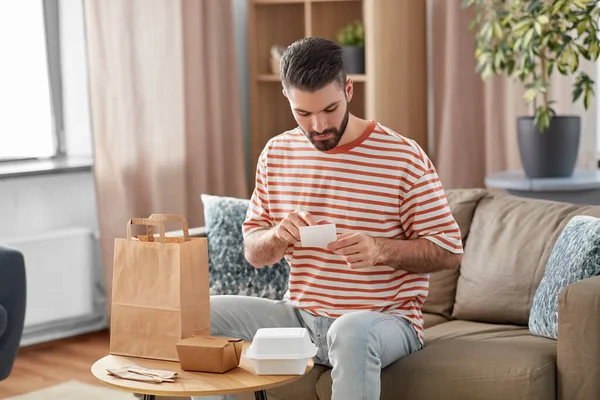 Communicatie Vrije Tijd Mensen Concept Man Met Rekening Controleren Afhaalmaaltijden — Stockfoto