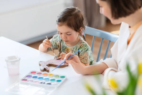 家庭和人的概念 快乐的母亲和小女儿在家里用水彩斑斓的东方兔子 — 图库照片