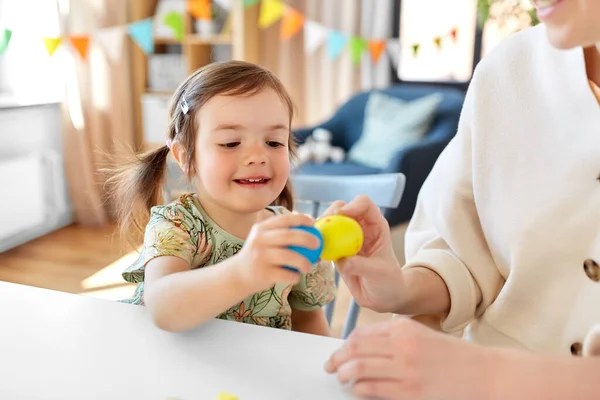 Férias Conceito Família Pessoas Pequena Filha Bebê Feliz Mãe Batendo — Fotografia de Stock