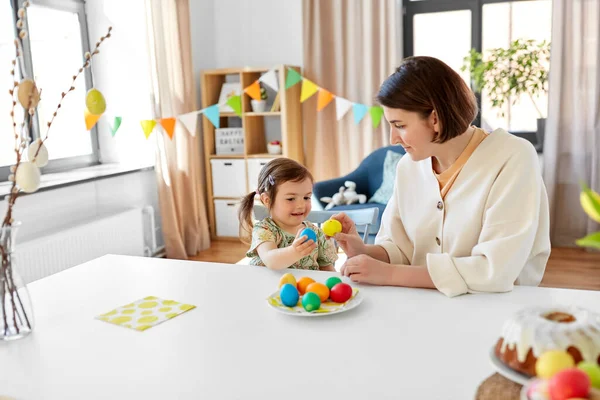 Vacanze Famiglia Concetto Persone Felice Bambina Madre Picchiettando Uova Pasqua — Foto Stock