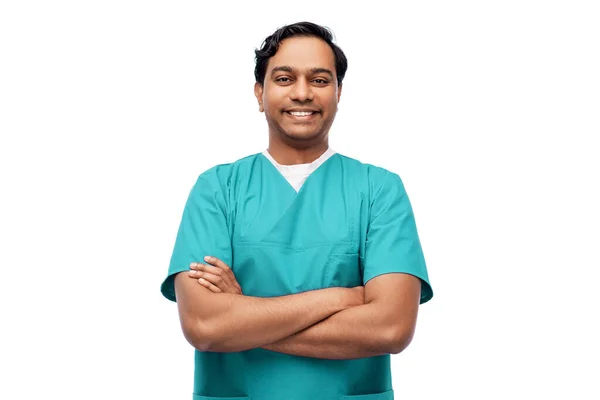 医療の概念 白い背景の上に交差腕と青の制服で幸せな笑顔インドの医師や男性看護師 — ストック写真