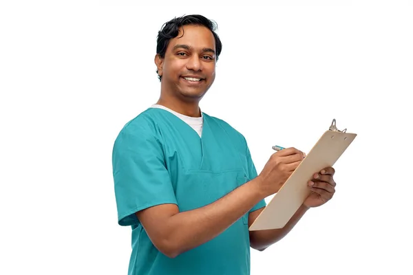 파란색 제복을 미소짓는 의사나 간호사가 클립보드에 보고서를 — 스톡 사진