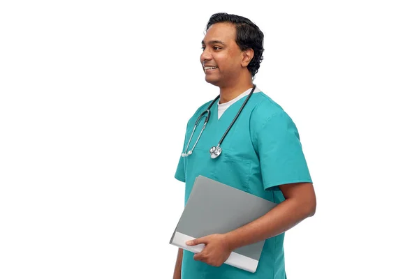 专业和医学概念 笑容满面的印度医生或身穿蓝色制服的男护士 背景为白色 有文件夹和听诊器 — 图库照片