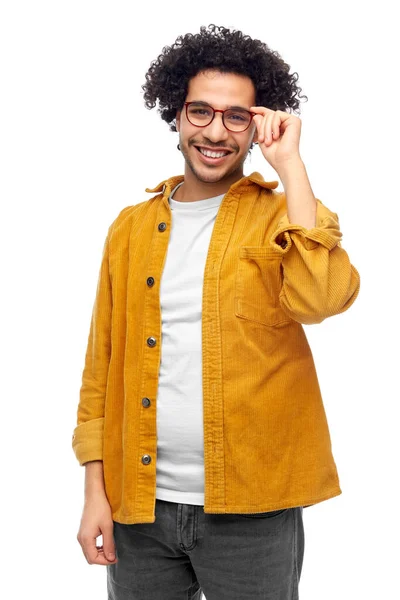 Люди Концепция Моды Счастливый Улыбающийся Мужчина Очках Желтой Куртке Белом — стоковое фото