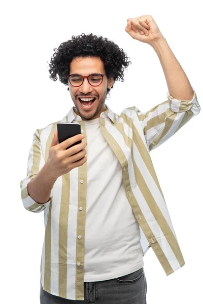 Technologia Komunikacja Koncepcja Ludzi Szczęśliwy Uśmiechnięty Młodzieniec Okularach Smartfonem Świętującym — Zdjęcie stockowe