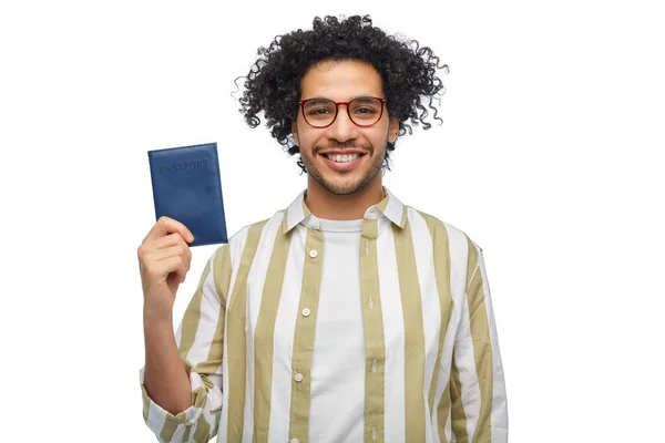 证件和人的概念 带着白底护照的面带微笑的男人 — 图库照片