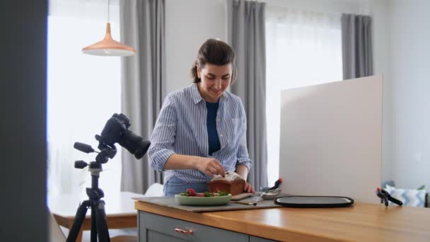 烹饪和人们的观念 快乐的微笑女性摄影师或带着相机和浆果装饰厨房蛋糕的美食博客 — 图库视频影像
