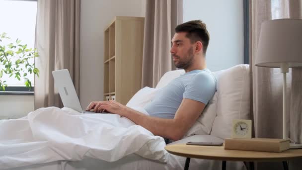 Mensen Technologie Remote Job Concept Man Met Laptop Bed Slaapkamer — Stockvideo