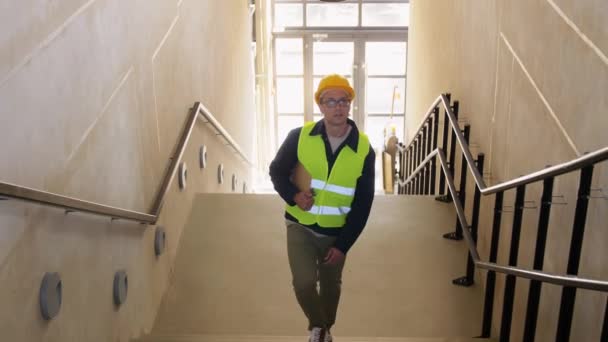 Architektur Konstruktion Und Gebäudekonzept Männliche Bauarbeiter Helm Und Sicherheitswesten Mit — Stockvideo