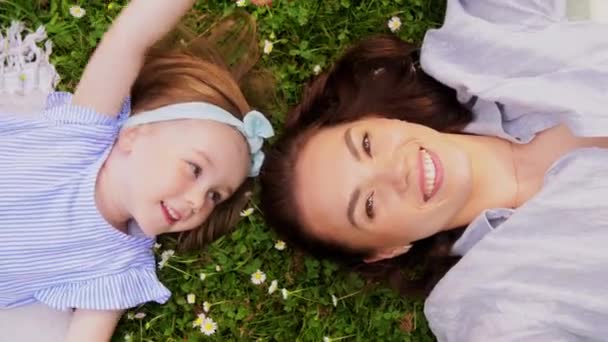 Rodina Mateřství Lidé Koncept Šťastný Usmívající Matka Holčičkou Ležící Trávě — Stock video