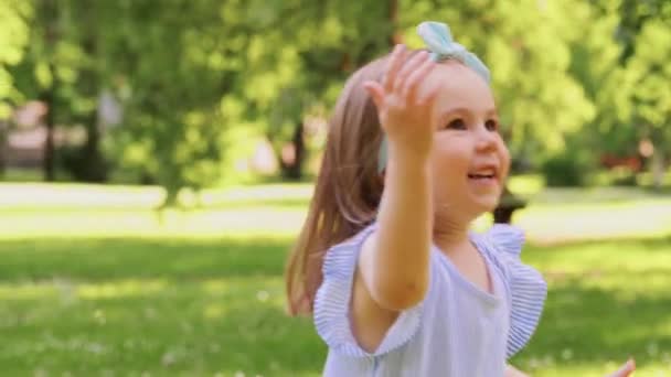 Konzept Kindheit Freizeit Und Menschen Kleines Mädchen Spielt Sommerpark Mit — Stockvideo